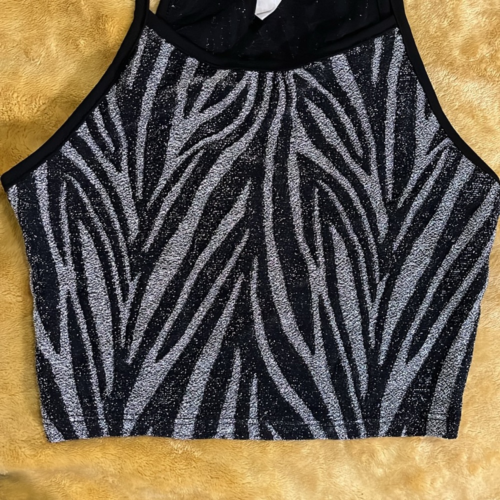 CLEAROUT🔥 NWOT Silver and Black Top 🖤